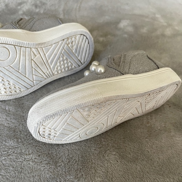 Toddler Slip On Sneakers Size 5 - Picture 11 of 12